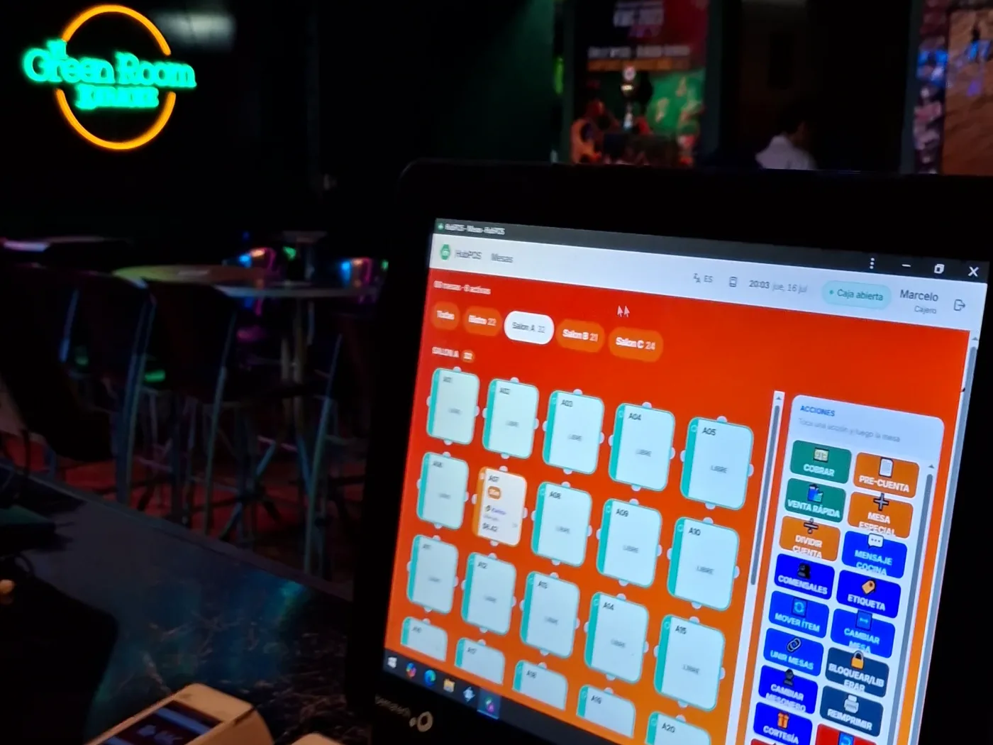 Pantalla de HubPOS en la barra de El Green Room, con las pestañas del bistro y los tres salones