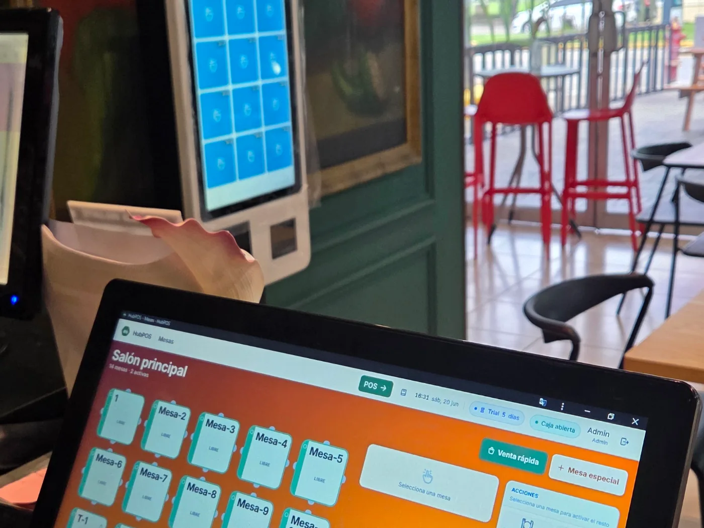 Kiosco de autoservicio de il Nonno con las categorías del menú en pantalla